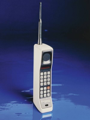 Motorola Dynatac 8000X je prvi mobilni telefon na svetu; prodajali so ga leta 1983.